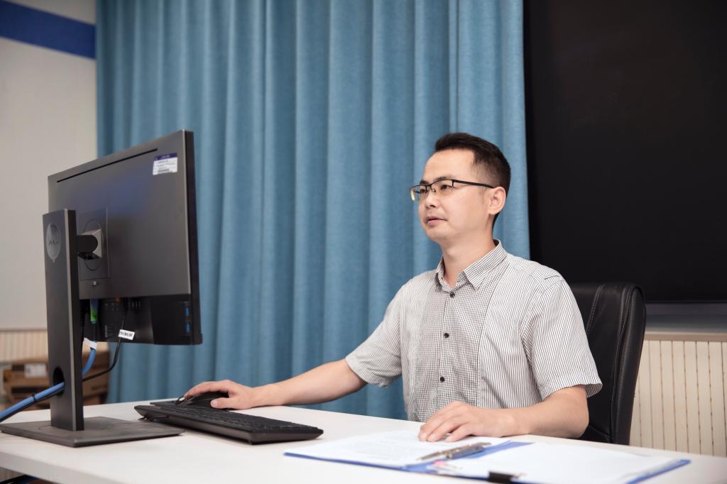 张华新 教授
